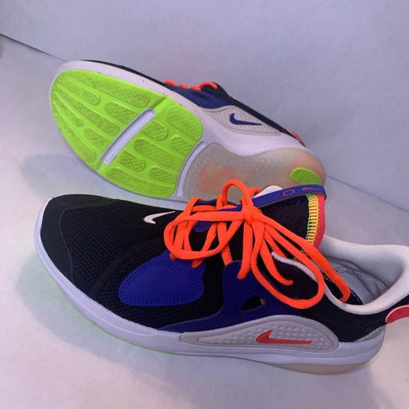 Nike - Picture 2 of 3